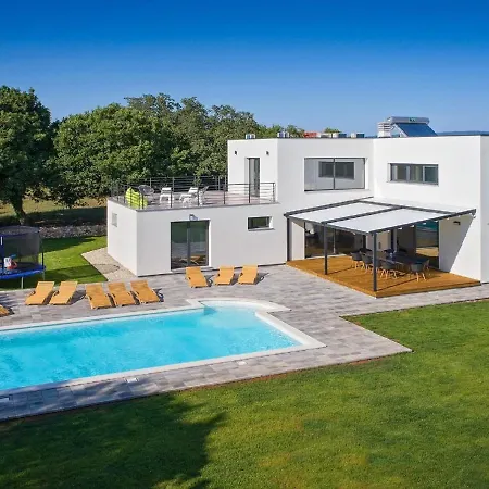 Lush In Belavici With Pool & High-end Kitchen Villa *