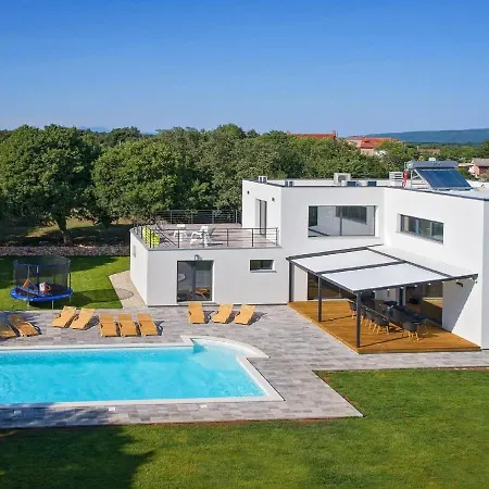 Villa Lush In Belavici With Pool & High-end Kitchen