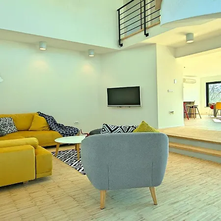 Villa Lush In Belavici With Pool & High-end Kitchen